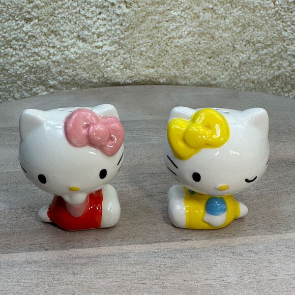 Hello Kitty Ceramic Salt and Pepper Shaker Set Yellow Pink White Sanrio New - Picture 2 of 16